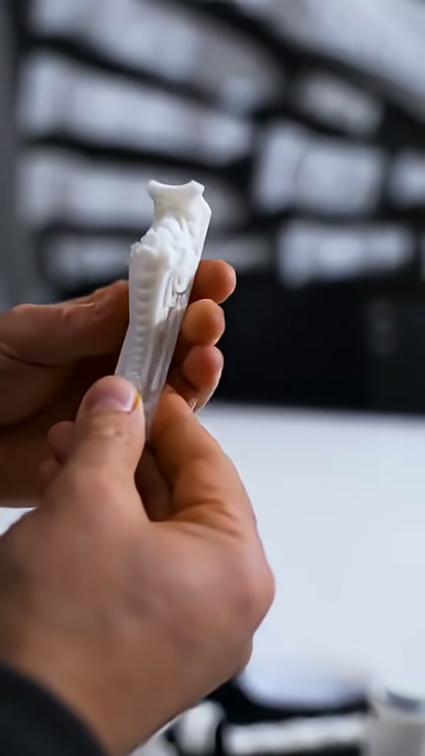 Avuçta tutulan ince minyatür pilasterin kabartmalı başlığı görülüyor.