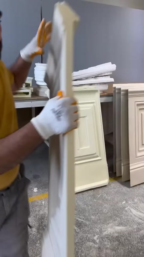 Uzun yan parça dik konumdaki pilaster kaidesine yerleştiriliyor.