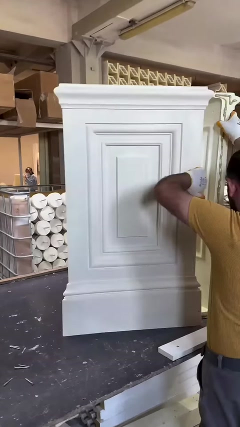 Kabartmalı ön panel pilaster sütun ayağına bastırılarak sabitleniyor.