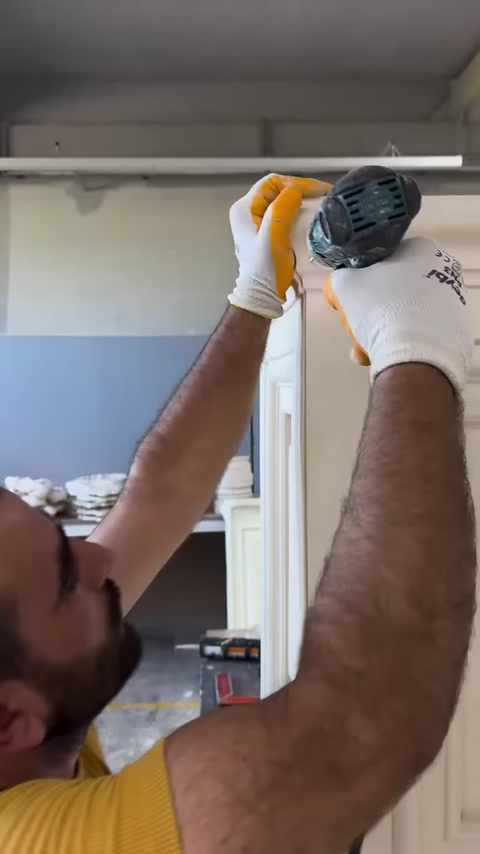 Kaidenin üst köşe birleşimi elektrikli aletle düzeltiliyor.
