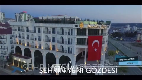 Kemerli pencereler ve sövelerle biçimlenen otel dış cephesi