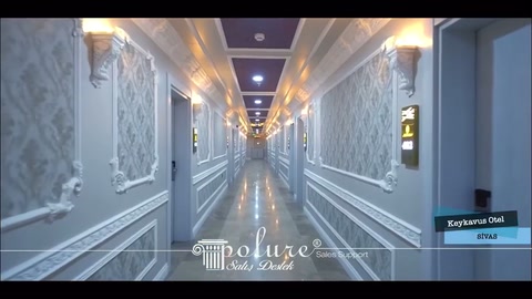 Çıtalı duvar panelleri ve kartonpiyerlerle uzanan otel koridoru