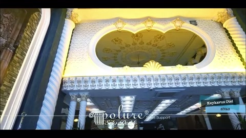 Oval galeri boşluğu, işlemeli korkuluk ve sütunlarla çevreleniyor