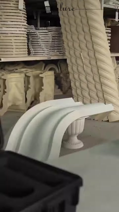 Atölyede payanda örnekleri ve burmalı sütun parçaları birlikte sergileniyor
