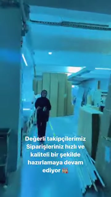 Görevli, atölyedeki kalıp ve dekoratif ürünlerin yanında duruyor.