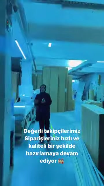 Üretim bölümünde büyük kalıplar ve beyaz poliüretan parçalar görülüyor.