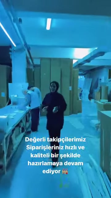 Atölye koridorunda çeşitli kalıplar ve işlenmeyi bekleyen parçalar bulunuyor.
