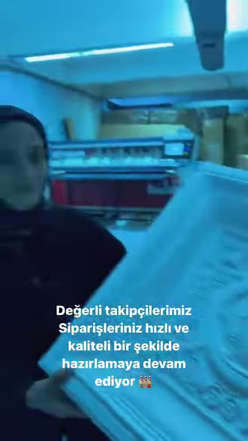 Çalışan, süslemeli panelin kenar ve yüzey ayrıntılarını tanıtıyor.