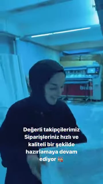 Kabartmalı panel, atölyedeki kesim makinesi önünde elde tutuluyor.