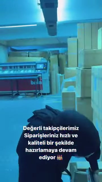 Çalışan, tezgâhtaki dekoratif elemanın yüzeyini öne eğilerek düzenliyor.