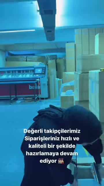 Atölye tezgâhında küçük poliüretan parçaların işlenmesine devam ediliyor.