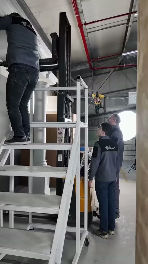 Görevli, taç ile duvar arasındaki birleşim bölgesini düzenliyor.