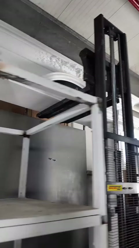 Kabartmalı taç ve sütun başlığı birleşimi aşağıdan yakından görülüyor.