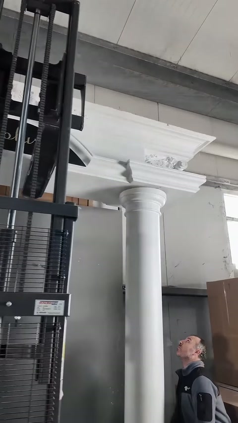 Geniş taç profili, yivli sütunun üzerinde montajlı duruyor.