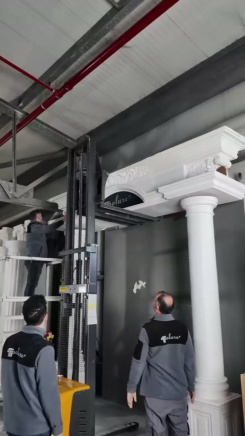 Merdivendeki görevli, tacın üst kenarında son hizalamayı yapıyor.