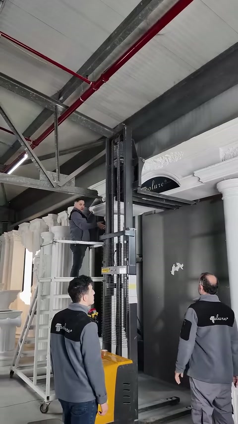Ekip, merdiven çevresinde üst montajın sonucunu birlikte inceliyor.