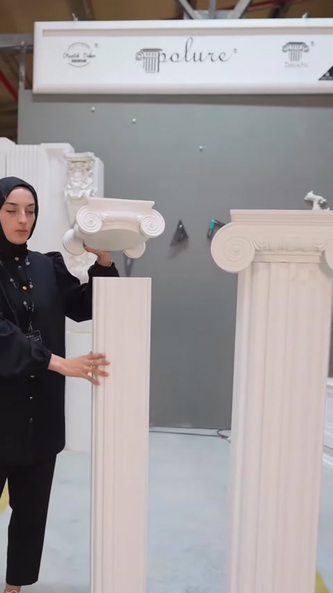 Ayrı sütun başlığı kare kesitli gövde üzerinde konumlandırılıyor