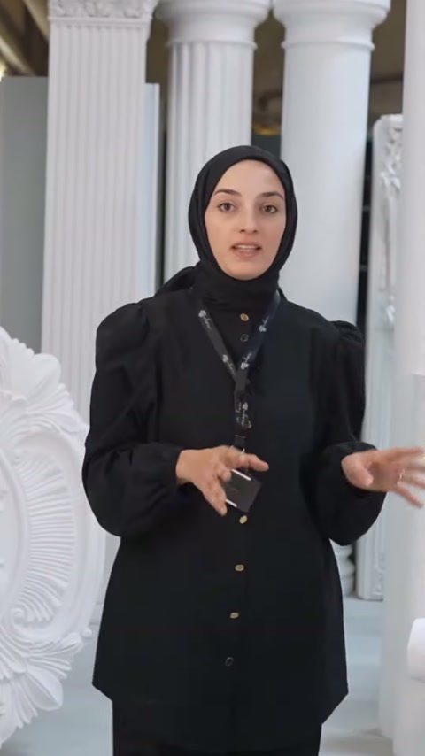 Sunucu arkasındaki yivli ve düz sütun gövdelerini işaret ediyor