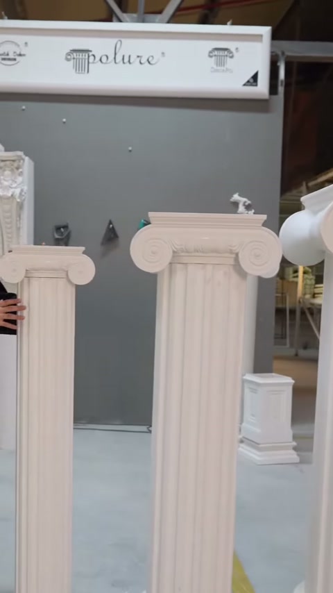 Sıralı sütun modellerinde yuvarlak tabanlar ve volütlü başlıklar seçiliyor