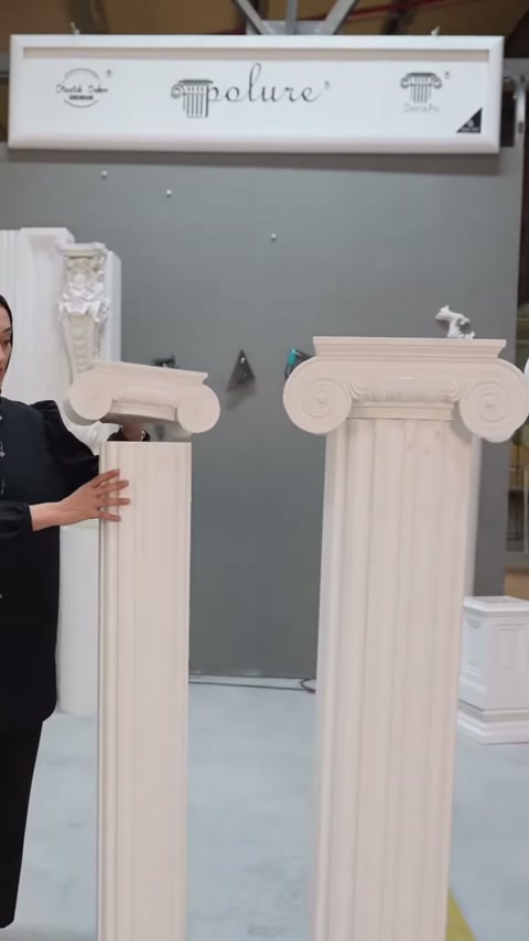 Farklı boylardaki dekoratif sütunlar üretim alanında topluca sergileniyor