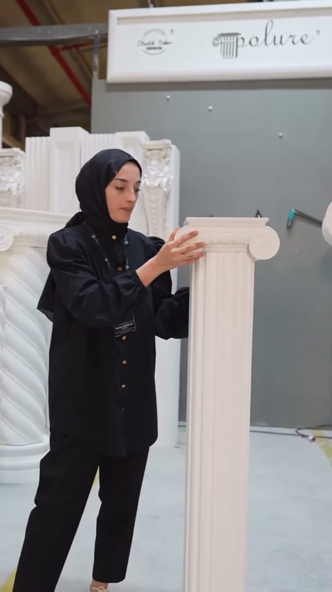 Sunucu başlığın üst katmanlarını eliyle takip ederek formunu açıklıyor
