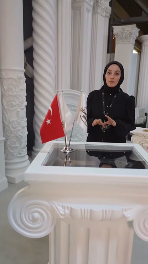 Burgu gövdeli ve yivli sütunlar sunucunun çevresinde dikey sergileniyor