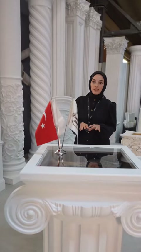 Sunucu sütunlarla çevrili alanda büyük başlık modelini tanıtıyor