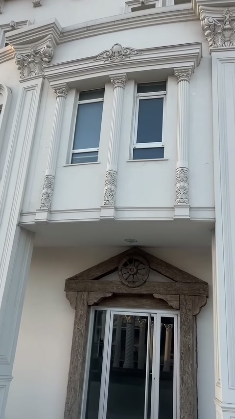 Klasik yapının üst katında sütunlu pencere çerçeveleri öne çıkıyor