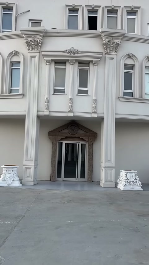 Villa giriş cephesinde sütunlar, pilasterler ve pencere söveleri görülüyor
