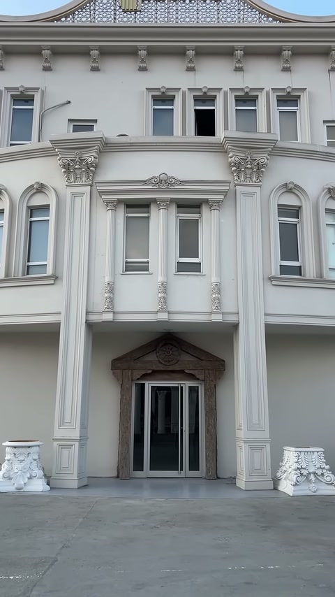 Geniş cephede merkezi girişin üzerinde sütunlu balkon düzenlemesi yer alıyor
