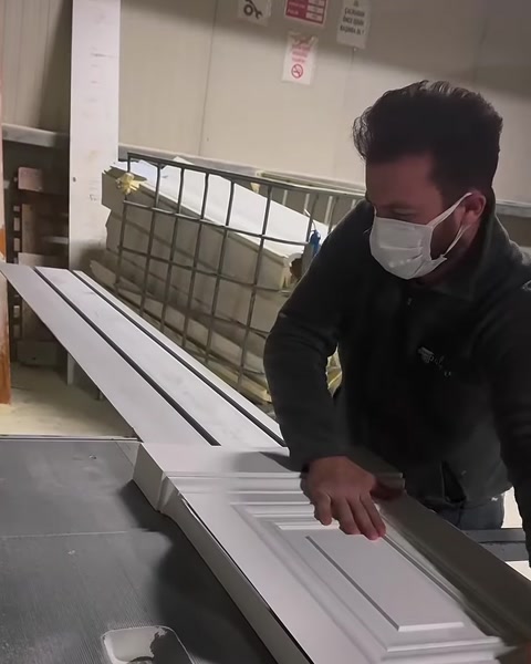 Dekoratif söve profilinin kenarından kontrollü biçimde kesilmesi