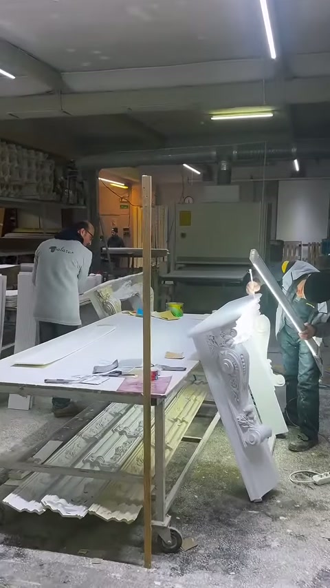 Video, poliüretan söve ve sütun parçalarının atölyedeki üretim sürecini gösteriyor.