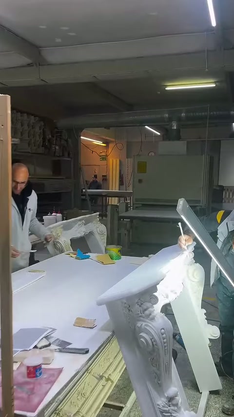 Beyaz dekoratif sütun başlığı üretim masasının kenarında bekliyor.