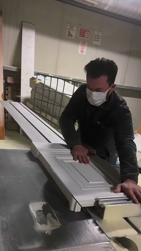 Usta, kabartmalı parçaların düzgün duruşunu iki eliyle kontrol ediyor.