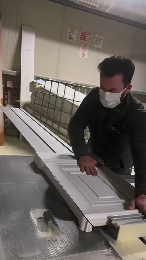 Çoklu beyaz profiller testere hattında aynı doğrultuda yönlendiriliyor.