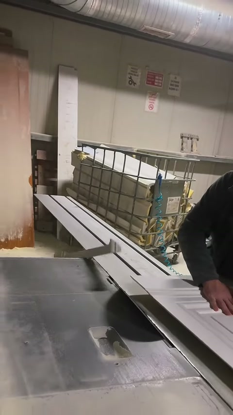 Uzun beyaz dekor elemanları makine tablasında işlem sonrasında bekliyor.