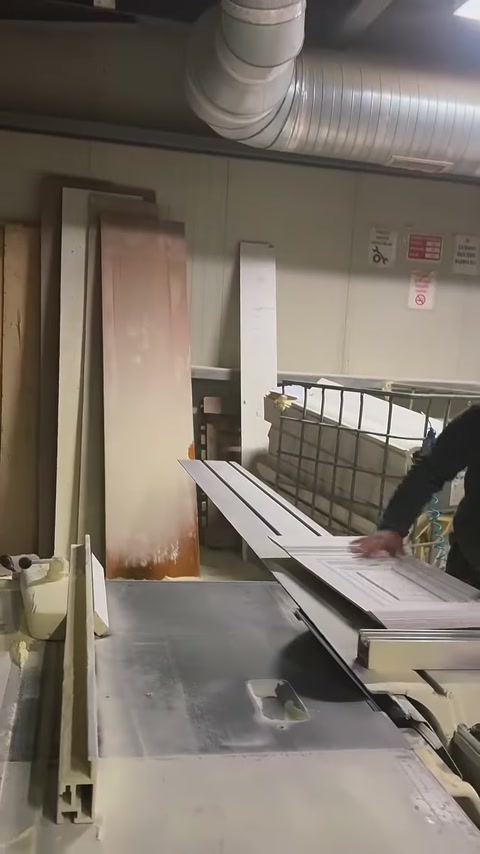 Usta, son dekoratif parçayı kesim düzeneği üzerinde konumlandırıyor.