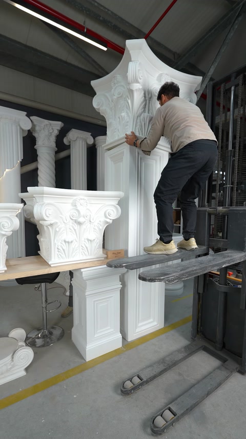 Usta Korint başlığını pilaster üzerinde elle hizalıyor