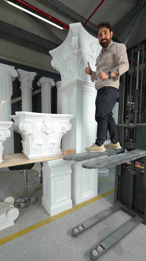 Usta yerleştirilen Korint pilaster başlığının yanında çalışmayı gösteriyor