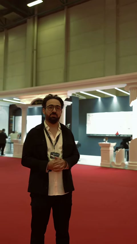 Tanıtım sırasında standın sütun, başlık ve saçak detayları görülüyor