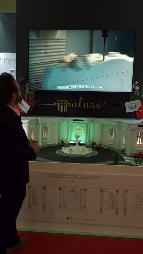Maket yapı, yeşil ışık altında sütun ve kemer detaylarını gösteriyor