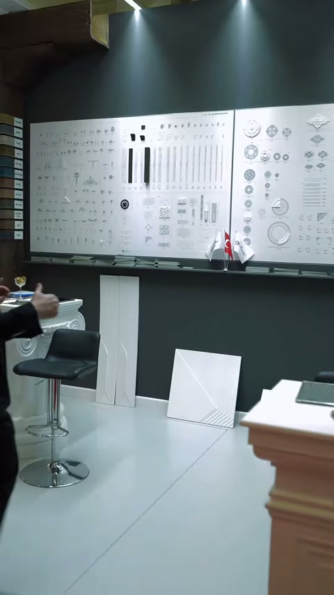 Teknik ürün panosu, yuvarlak ve doğrusal dekoratif parçaları birlikte sunuyor