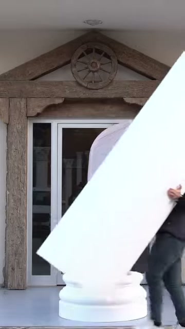 Geniş sütun gövdesi yuvarlak kaide üzerinde çapraz tutuluyor