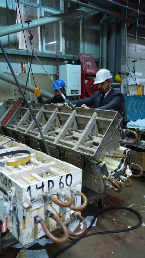 Metal kalıp düzeneğinde üretim aşamasını yürüten çalışanlar