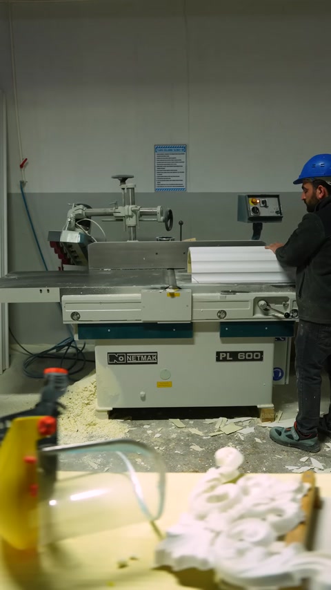 Dekoratif parçaların işlendiği endüstriyel kesim makinesi görülüyor