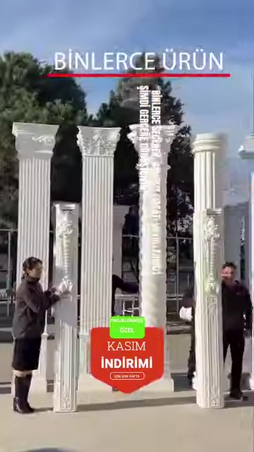 Açık alanda farklı başlık ve gövdelere sahip sütunlar sergileniyor