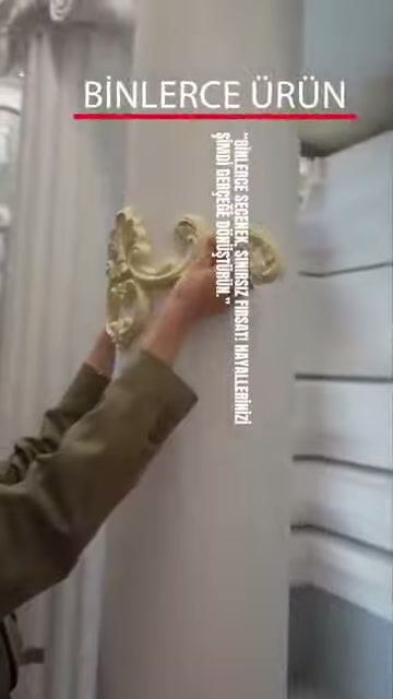 Altın renkli işlemeli dekoratif konsol, profil kaplı duvar üzerinde tanıtılıyor