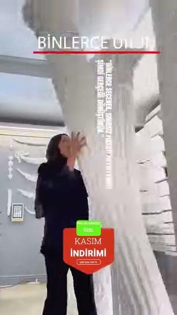Görevli büyük yivli sütun gövdesinin yüzeyini showroomda inceliyor