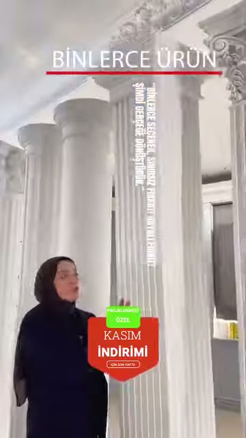 Başlıklı uzun sütun dizisi kapalı sergi alanında yakından gösteriliyor