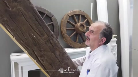 Ahşap damarları belirgin uzun rustik kiriş modelinin yakın görünümü